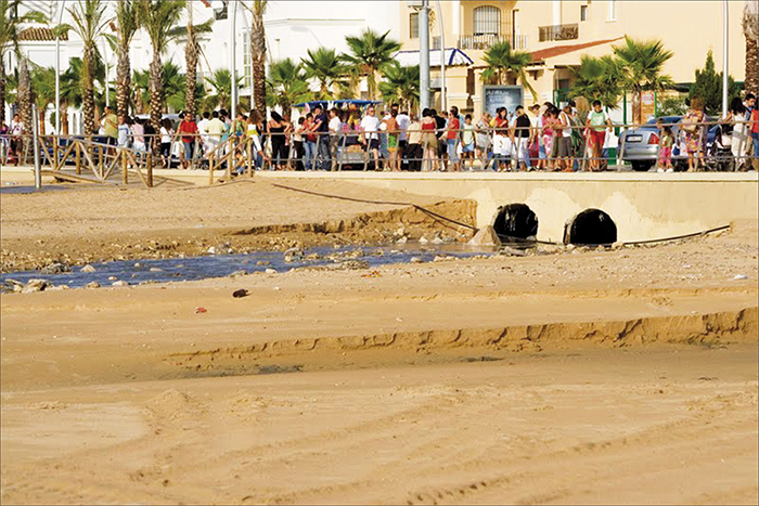 Малага, канализация спускается прямо на пляж Sanlucar de Barrameda