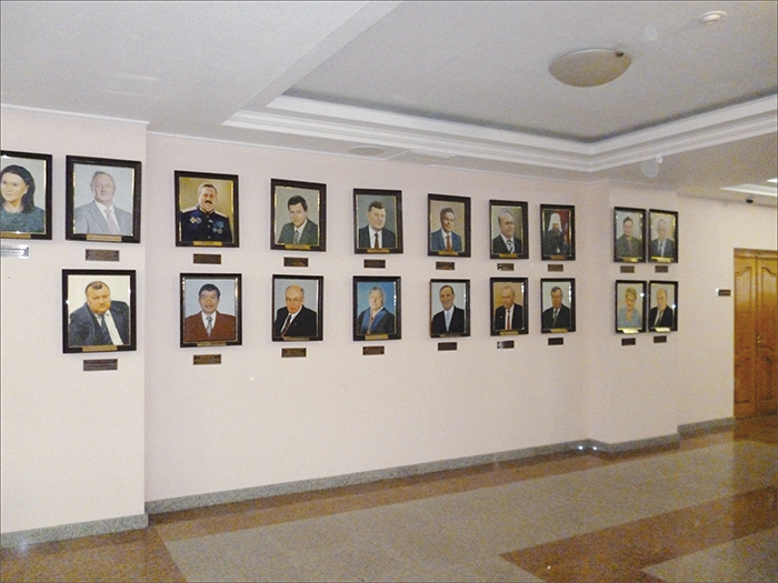 Портреты ректоров ДПИ возле кабинета Ректора в первом корпусе. Среди них нет ни одного русского